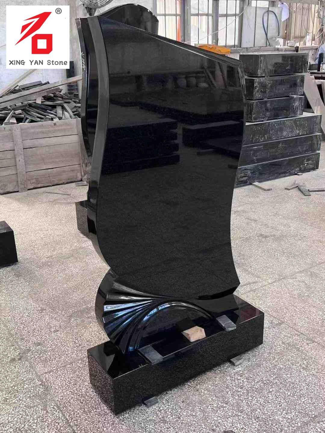 Уметничка надгробна плоча во црна форма