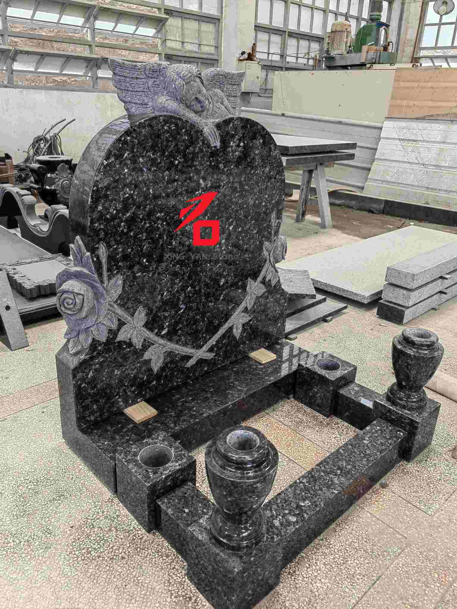 Син бисер гранит надгробен споменик на ангел во облик на срце