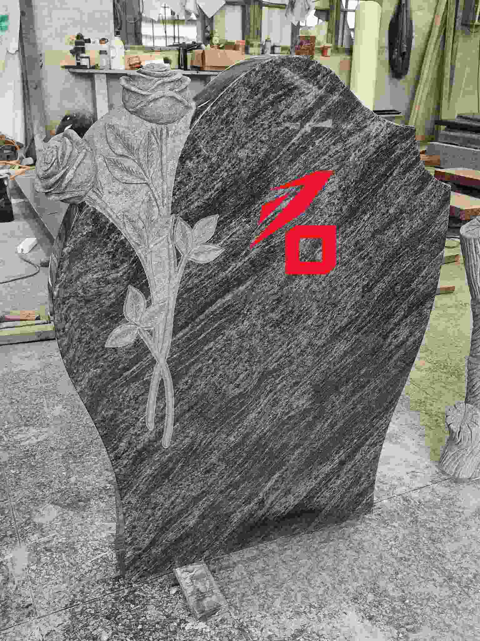 Спомен надгробна плоча од роза во облик на срце