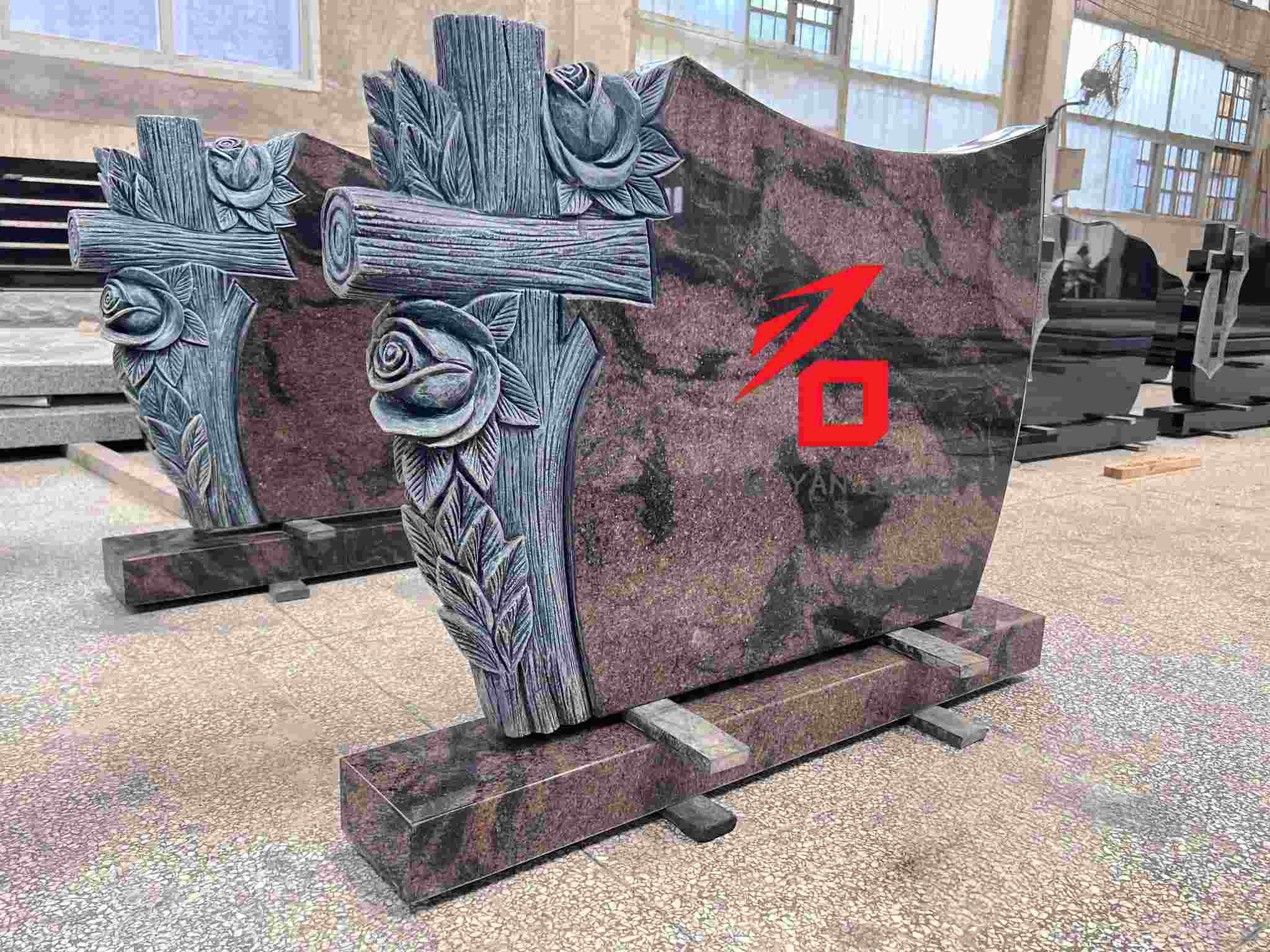 Спомен надгробна плоча со рози и крстови