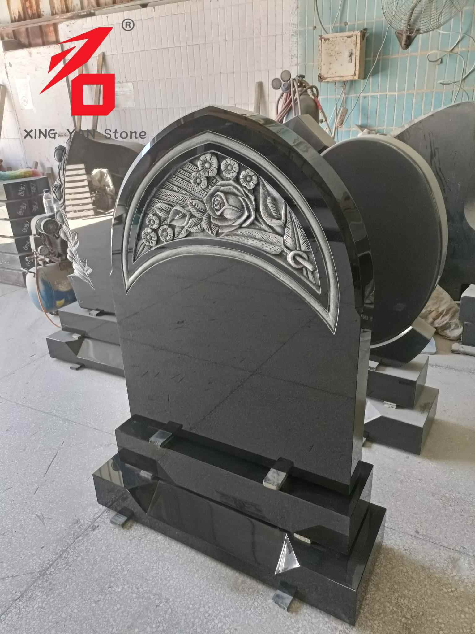 Надгробна плоча со резба во роза, надгробна плоча со заоблен црн гранит